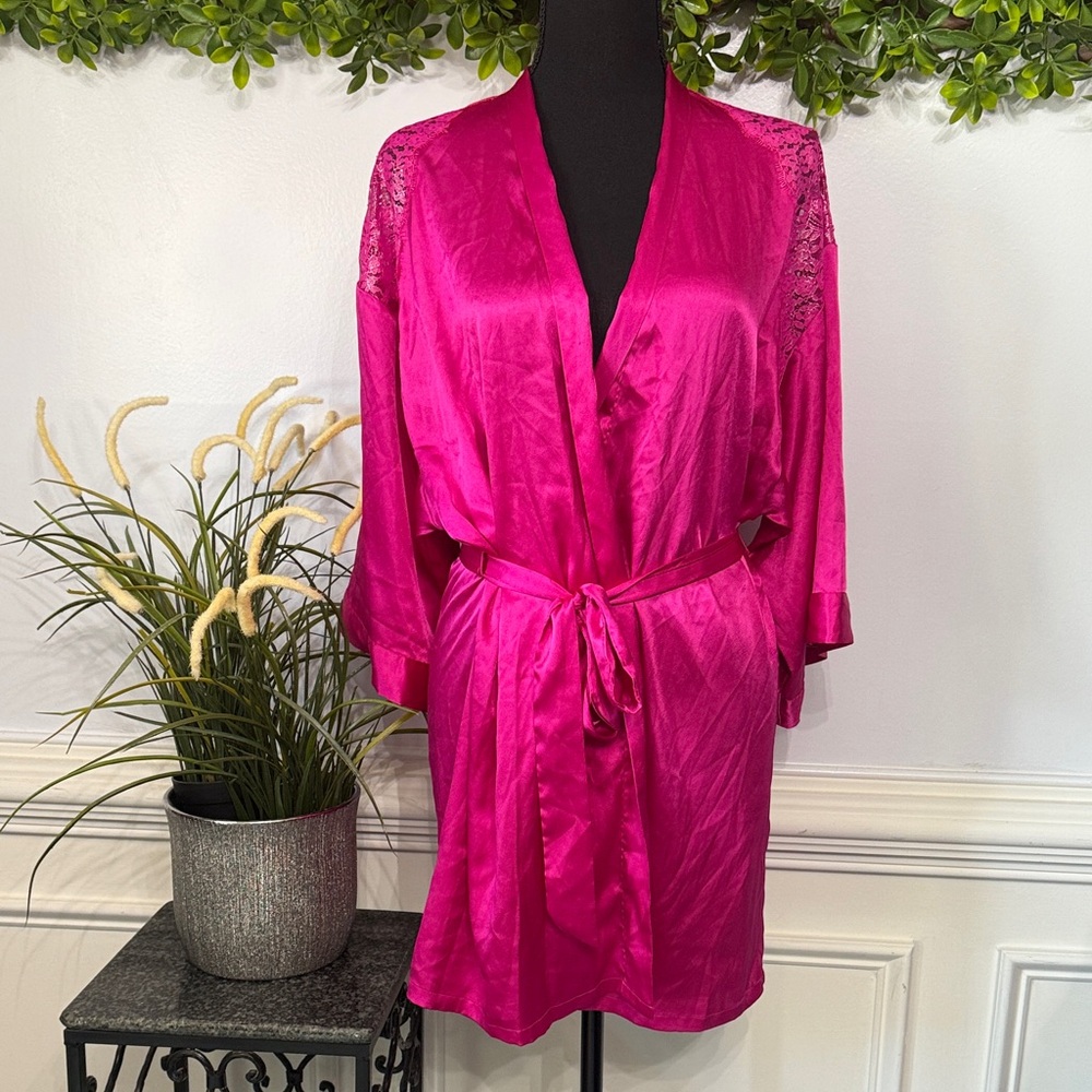 ❤️ NWOT Victoria’s Secret Fuchsia Pink Lace Shoulder Silk Look Short Robe S/M